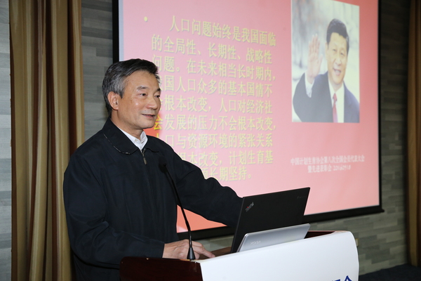 一、11月26日，全國政協(xié)副主席、民進中央常務(wù)副主席羅富和在人口與發(fā)展高級資訊會上闡述中國轉(zhuǎn)型期人口發(fā)展戰(zhàn)略。 王克明  攝