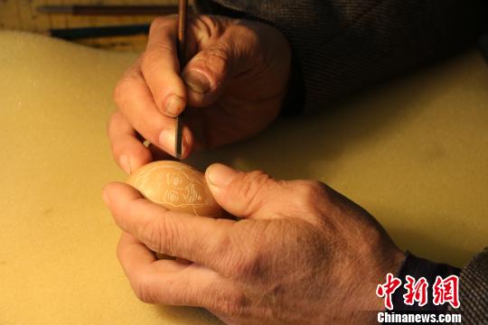 河北農(nóng)民自學(xué)蛋雕藝術(shù)20余年雕刻“萬(wàn)千世界”
