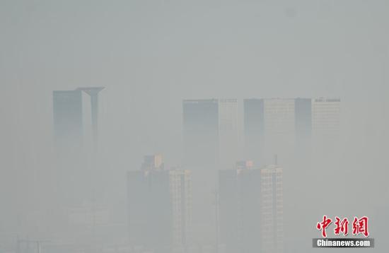 12月1日，河北省分區(qū)啟動區(qū)域紅色(Ⅰ級)應(yīng)急響應(yīng)和區(qū)域橙色(Ⅱ級)應(yīng)急響應(yīng)，這也是河北首次啟動區(qū)域紅色應(yīng)急響應(yīng)。 <a target='_blank' href='http://www.chinanews.com/'>中新社</a>記者 翟羽佳 攝