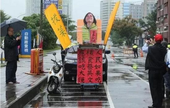蔡英文上臺半年以來政策爭議烽火遍地，全然不思如何為臺灣經濟尋找出路，而熱衷于清算國民黨黨產，制造朝野對立，民意支持度呈現雪崩式下滑。更有臺灣民眾在網絡上發起聯署，要求“罷免蔡英文”。