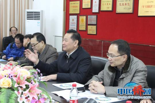 中國(guó)僑網(wǎng)湯桂荔（右二）耐心聽(tīng)取桂林電線電纜集團(tuán)負(fù)責(zé)人情況介紹。　陸漢寶　攝