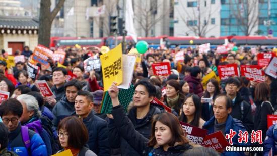 12月3日，韓國爆發“親信干政”事件后第六輪大規模集會。