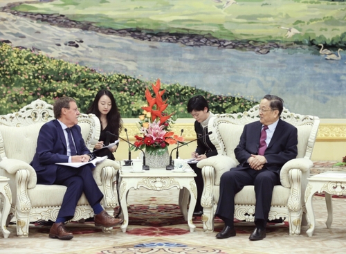 俞正聲會(huì)見比利時(shí)聯(lián)邦眾議長布拉克