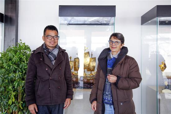 法國利摩日美術(shù)博物館館長維蘿莉克·諾丹（Véronique NOTIN）（右）與中外琺瑯美術(shù)館館長朱景優(yōu)（左）共同欣賞雙國禮《友誼之船》典藏版，此作兩次作為國禮分別贈送英國女王伊麗莎白二世及印度總統(tǒng)普拉納 布·慕克吉，并于2016年10月23日在人民大會堂盛大發(fā)布