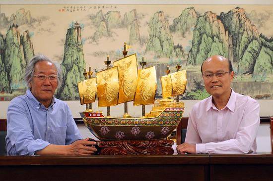 雙國禮《友誼之船》由北京工美集團(tuán)總工藝師郭鳴、中國工藝美術(shù)大師霍鐵輝聯(lián)袂創(chuàng)作