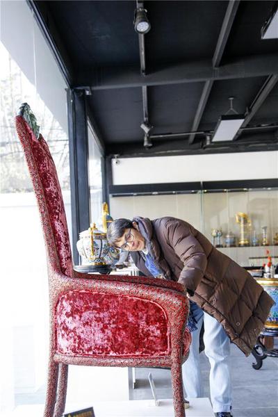 法國利摩日美術(shù)博物館館長維蘿莉克·諾丹（Véronique NOTIN）對景泰藍(lán)坐具充滿好奇
