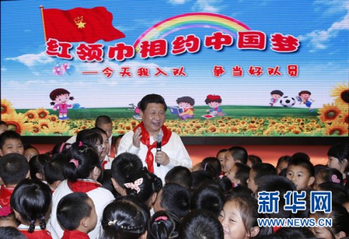 2014年5月30日上午，習(xí)近平來(lái)到北京市海淀區(qū)民族小學(xué)，參加慶祝“六一”國(guó)際兒童節(jié)活動(dòng)。這是習(xí)近平在參加少先隊(duì)入隊(duì)儀式時(shí)，向少先隊(duì)員們致以節(jié)日問(wèn)候。新華社記者 鞠鵬 攝