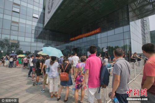 資料圖：2016年08月21日，北京，通州自住房陽光城現場確認火熱，萬人頂烈日“血拼”。圖片來源：CFP視覺中國