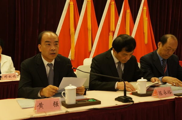 廈門市委常委、常務(wù)副市長黃強（左一）致辭。（記者 照寧攝）2