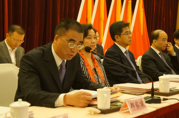 民進(jìn)福建省委專職副主委鄭家建（左一）講話。（記者 照寧攝）3