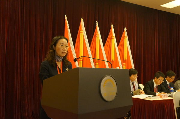 大會(huì)主席團(tuán)主席、民進(jìn)廈門市委主委吳麗冰作工作報(bào)告。（記者 照寧攝）4