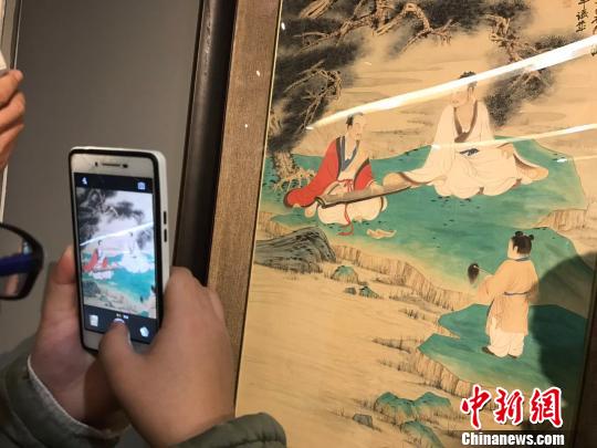 “向大師致敬——中國(guó)藝術(shù)大師精品展”10日在山西省太原美術(shù)館開(kāi)展，僅三天的展覽時(shí)間吸引了眾多民眾圍觀。展覽匯集了齊白石、黃賓虹、徐悲鴻、張大千、傅抱石、劉海粟等中國(guó)二十世紀(jì)杰出藝術(shù)大師的真跡，這在中國(guó)美術(shù)展覽史上并不多見(jiàn)。　胡健　攝