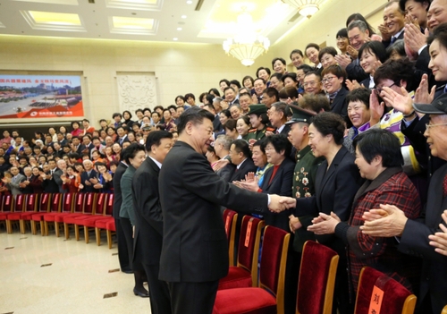 習近平劉云山等會見第一屆全國文明家庭代表