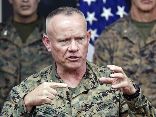 美國海軍陸戰隊指揮官勞倫斯·尼克爾森（中）在新聞會上發表講話。（新華/美聯）