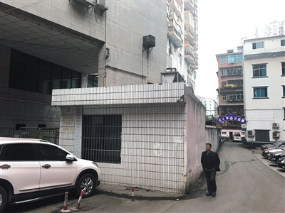 　12月13日，被殺的安某所在派出所，與樂貴建單位一墻之隔。