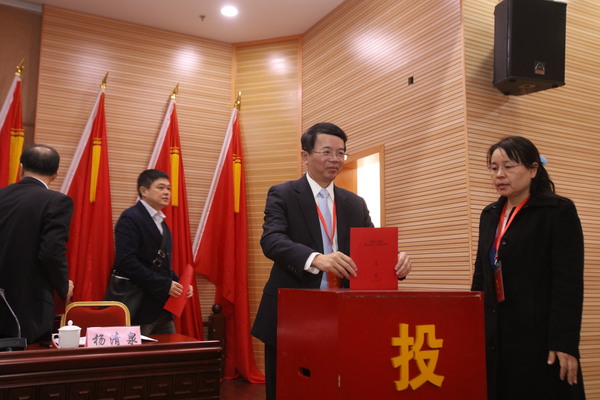 大會通過無記名投票等額選舉方式，產生新一屆民建廈門市委員會委員39人。（記者 照寧攝）5