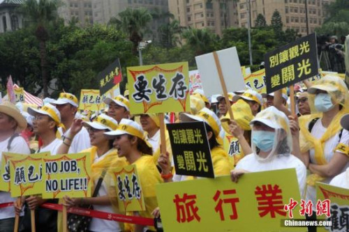 9月12日，由臺灣觀光旅游界自發組成的“百萬觀光產業自救會”，發動逾萬人在臺北冒雨游行，訴求“要生存、有工作，能溫飽”。這是以客為尊、與人為善的臺灣觀光業界史上首次大規模走上街頭。<a target='_blank' href='http://www.chinanews.com/'>中新社</a>記者 黃少華 攝