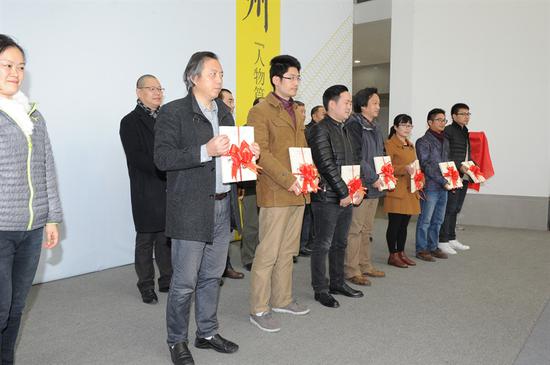 　　馬國(guó)強(qiáng)、諶宏微先、黃駿教授、劉泉義教授、曹寶泉教授向蘇州市教育局系統(tǒng)各美術(shù)教研室贈(zèng)送雙年展畫(huà)冊(cè)