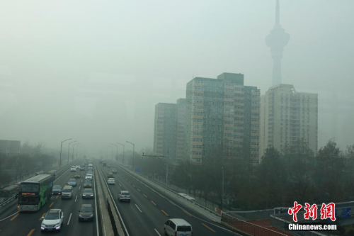 12月20日，北京西三環(huán)籠罩在霧霾中，因單雙號(hào)限行路上車(chē)輛明顯減少。<a target='_blank' href='http://www.chinanews.com/'>中新社</a>記者 盛佳鵬 攝