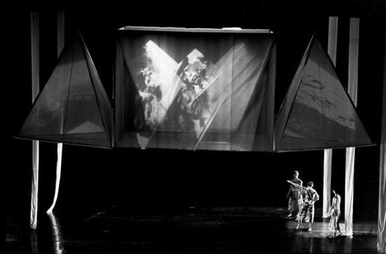 《設置與重置》舞臺現場，1983年。圖片來源：貝特利茲·施樂（Beatriz Schiller） 2013年；圖片致謝：羅伯特·勞森伯格基金會（Robert Rauschenberg Foundation）