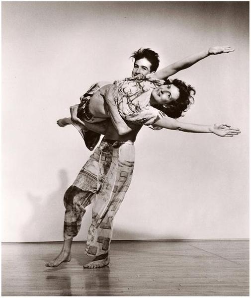 崔莎·布朗與斯蒂芬·貝托尼奧（Stephen Petronio）在《設置與重置》中，1983年。圖片來源：勞伊斯·格林菲爾德（Lois Greenfield）