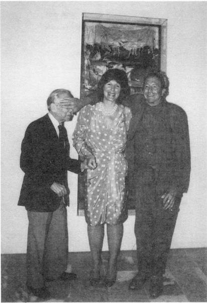 1989年5月，勞森伯格、里奧·卡斯特里和艾格尼絲·岡德（Agnes Gund）在里奧·卡斯特里贈送勞森伯格創作于1955年的作品《床》給紐約現代美術館時合影。拍照的瞬間，勞森伯格頑皮地遮住了卡斯特里的臉。圖片來源于網絡