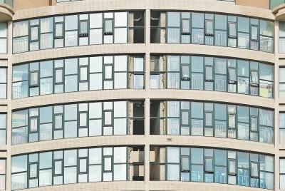 鄭州一小區業主不聽勸阻 25樓建起“空中樓閣”