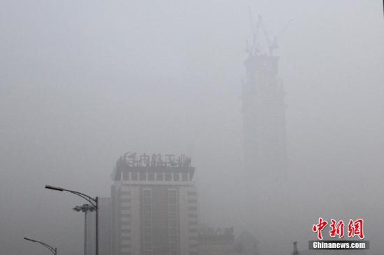 12月20日，北京CBD高樓在霧霾籠罩下若隱若現(xiàn)。<a target='_blank' href='http://www.chinanews.com/'>中新社</a>記者 富田 攝