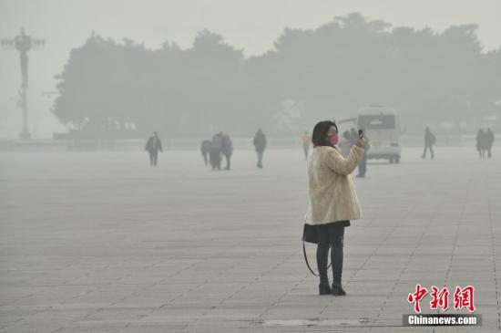 資料圖：12月20日，北京大霧、霾預(yù)警雙發(fā)，局地能見(jiàn)度不足50米。<a target='_blank' href='http://www.chinanews.com/' >中新網(wǎng)</a>記者 金碩 攝