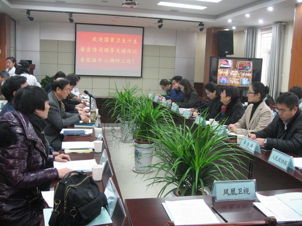 八、調(diào)研結(jié)束，陜西省和西安市衛(wèi)生計(jì)生委的有關(guān)領(lǐng)導(dǎo)接受央媒記者采訪。人民政協(xié)網(wǎng)記者  張春莉