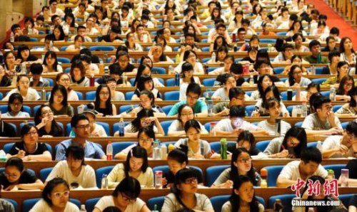 資料圖：7月19日，3000多名學子聚集濟南的山東會堂參加考研培訓班，備戰(zhàn)考研。<a target='_blank' href='http://www.chinanews.com/'>中新社</a>記者 張勇 攝