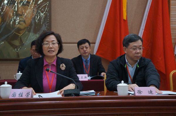 大會(huì)主席團(tuán)主席、民革廈門市委主委國(guó)桂榮作工作報(bào)告。（記者 照寧攝）4
