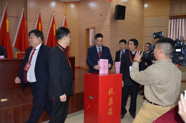 大會(huì)最終通過(guò)無(wú)記名投票等額選舉方式產(chǎn)生新一屆民革廈門市委員會(huì)委員34人。5