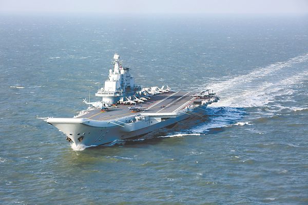 海軍遼寧艦航母編隊近日突破第一島鏈開展遠(yuǎn)海訓(xùn)練。圖為遼寧艦正在航行。