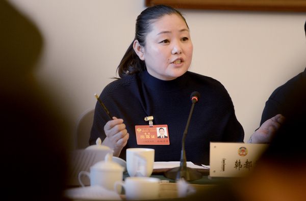 少數民族委員韓都蘇榮在提出農村牧民養殖戶的扶貧問題