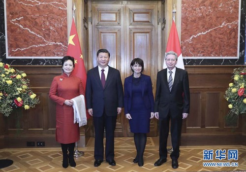 1月15日，國家主席習(xí)近平在伯爾尼出席瑞士聯(lián)邦委員會全體委員集體舉行的迎接儀式并致辭。這是瑞士聯(lián)邦主席洛伊特哈德夫婦在聯(lián)邦大廈迎接習(xí)近平和夫人彭麗媛。 新華社記者 蘭紅光 攝