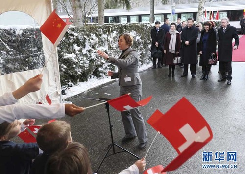 這是習近平和夫人彭麗媛在伯爾尼克爾薩茨火車站觀看瑞士童聲合唱團表演。 新華社記者 蘭紅光 攝