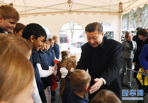 這是習近平在伯爾尼克爾薩茨火車站觀看瑞士童聲合唱團表演后，與合唱團的小演員交流。 新華社記者 饒愛民 攝