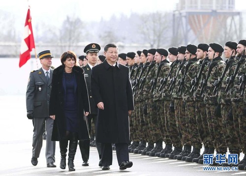 1月15日，國(guó)家主席習(xí)近平乘專(zhuān)機(jī)抵達(dá)蘇黎世，開(kāi)始對(duì)瑞士聯(lián)邦進(jìn)行國(guó)事訪(fǎng)問(wèn)。 這是習(xí)近平在瑞士聯(lián)邦主席洛伊特哈德陪同下檢閱儀仗隊(duì)。新華社記者 蘭紅光 攝