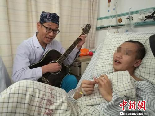 廣州醫(yī)生用彈唱“喚醒”腦瘤術(shù)后“無(wú)語(yǔ)”患者