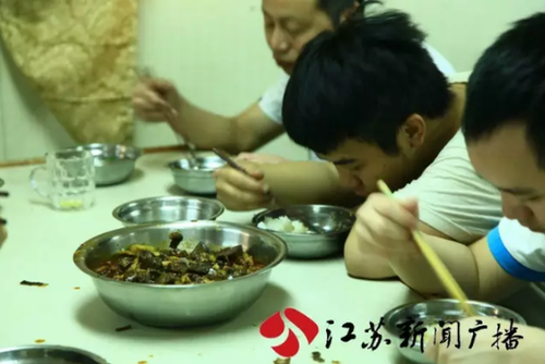 江蘇一貨輪在印度被扣押 23名船員被困一個(gè)多月