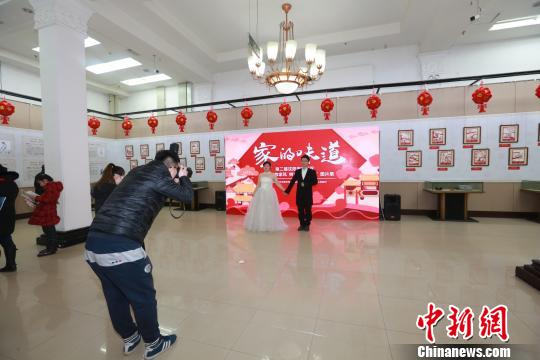 沈陽(yáng)新人拍婚紗照出人意料選景“家教家風(fēng)”展