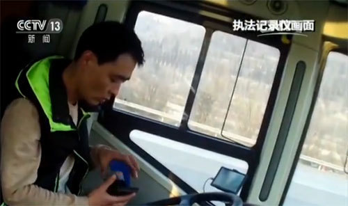 交警詢問大巴司機是否有營運手續