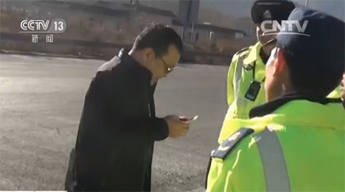 交警詢問客車司機(jī)