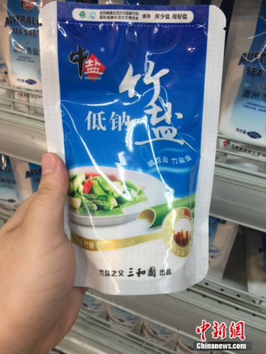 超市中在售的價位比較高的低鈉鹽。<a target='_blank' href='http://www.chinanews.com/' >中新網</a> 吳濤 攝
