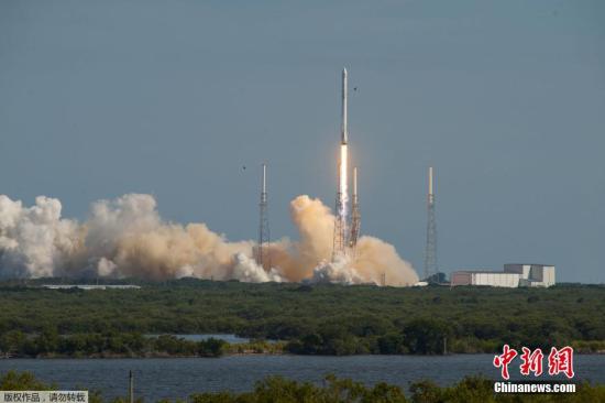 美國佛羅里達州，美國民營太空探索科技公司SpaceX的獵鷹9號運載火箭，載“飛龍號”（Dragon）無人太空貨船，自卡納維爾角發射升空。