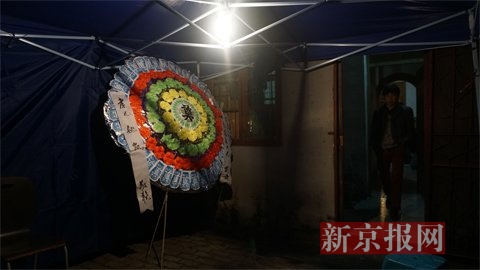 家屬在出租屋搭設(shè)靈堂，放置花圈。新京報(bào)記者 曹曉波攝