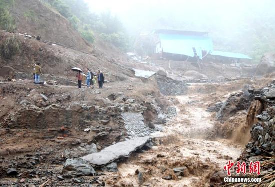 資料圖：2016年9月18至19日，四川攀枝花市境內(nèi)出現(xiàn)特大暴雨，該市仁和區(qū)大田鎮(zhèn)、平地鎮(zhèn)、務(wù)本鄉(xiāng)和東區(qū)銀江鎮(zhèn)等地受災(zāi)嚴重，四川防汛抗旱指揮部稱，此次強降雨已致攀枝花市4個縣(區(qū))15個鄉(xiāng)鎮(zhèn)12669人受災(zāi)，6人死亡、11人失蹤。據(jù)悉，此次暴雨攀枝花市8個監(jiān)測點降雨量達100毫米以上，主要分布在東區(qū)和仁和區(qū)。其中仁和區(qū)水淌田水庫監(jiān)測點降雨量達236.2毫米。多個縣區(qū)出現(xiàn)大面積山體滑坡、塌方、泥石流、山洪等自然災(zāi)害，個別地方高速公路道路阻斷、隧道塌方、民房沖毀。吳從昊 攝