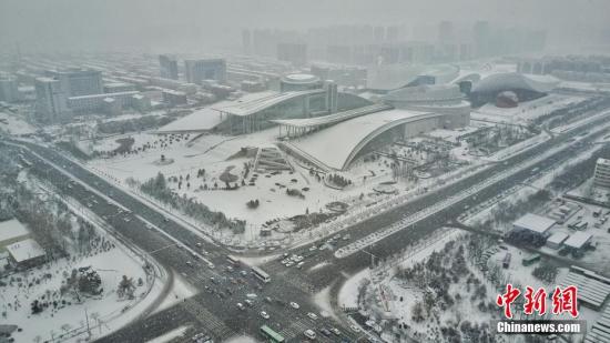 2月21日，呼和浩特降下大雪，交通受阻，市內(nèi)快速路全線封閉，當(dāng)?shù)貧庀蟛块T(mén)發(fā)布暴雪黃色預(yù)警與道路結(jié)冰黃色預(yù)警信號(hào)。徐小鋼 攝