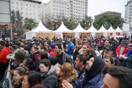 當(dāng)?shù)貢r(shí)間12日傍晚，在位于馬德里市中心的西班牙廣場，“四海同春”歐洲二團(tuán)巡演圓滿收官。